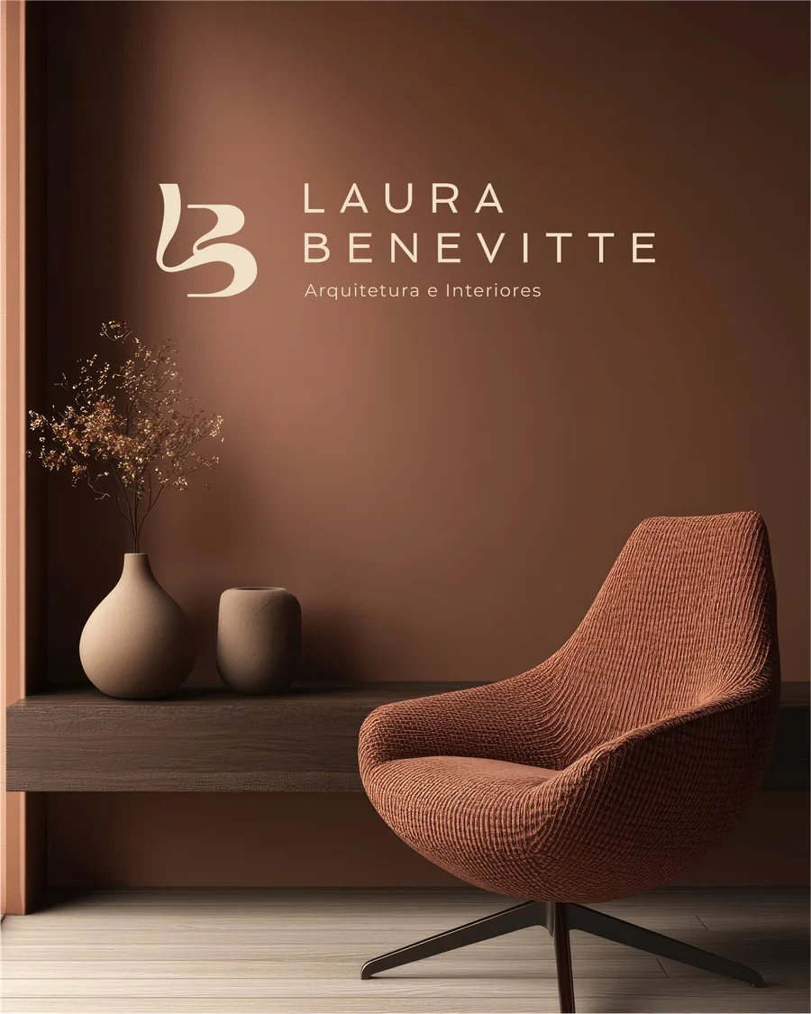 Poltrona terracota em ambiente de tons quentes, com o logo de Laura Benevitte na parede.