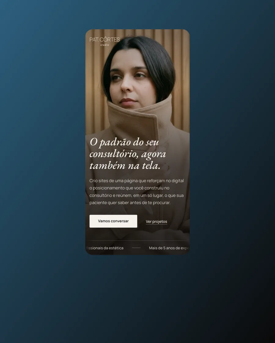 Tela de celular com o site do Pat Côrtes Studio aberto, sobre fundo azul petróleo.