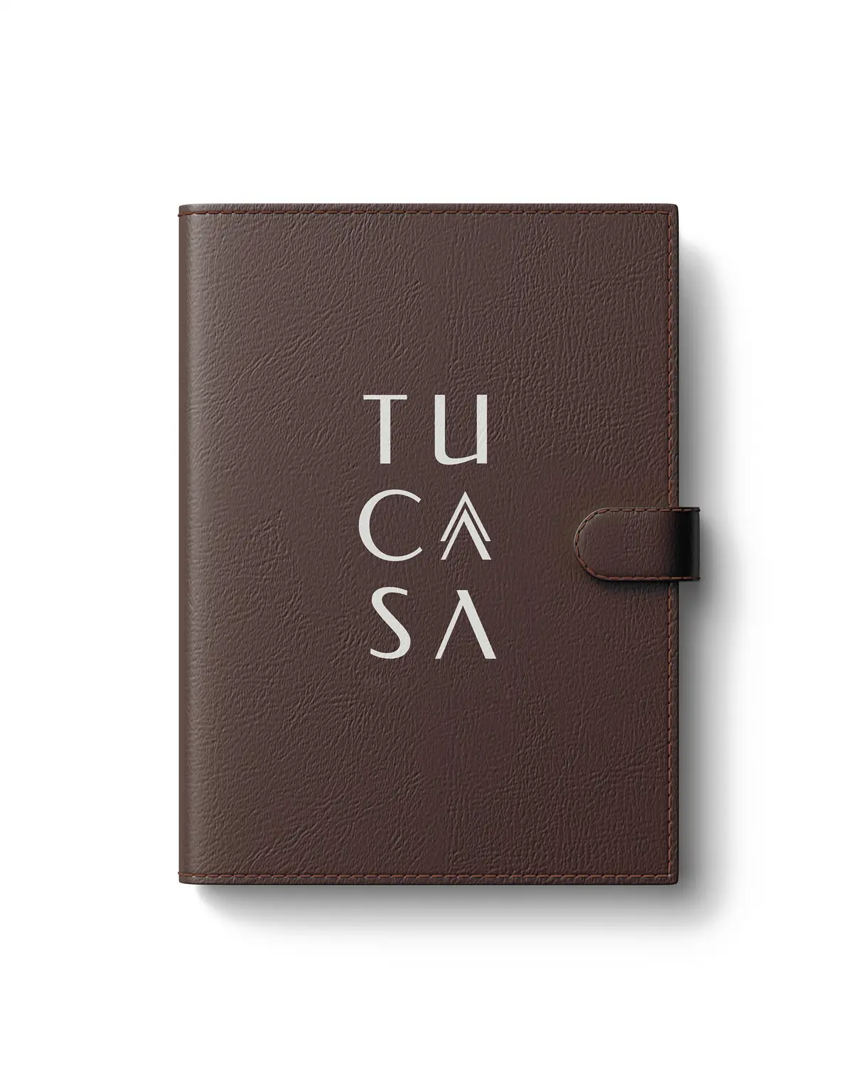 Pasta de couro marrom com o logo da TuCasa gravado.